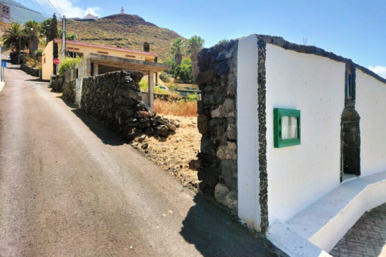 El Ayuntamiento de La Frontera adquiere un terreno adjunto a la plaza de Las Lapas para ampliar este espacio público