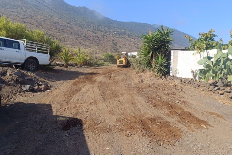 El Cabildo acondiciona la pista de Las Longueras en La Frontera