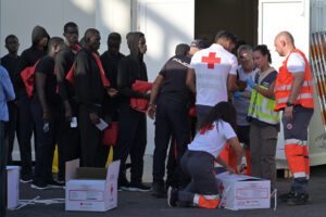 Salvamento Marítimo rescata a 517 personas a bordo de 3 cayucos en aguas cercanas a El Hierro