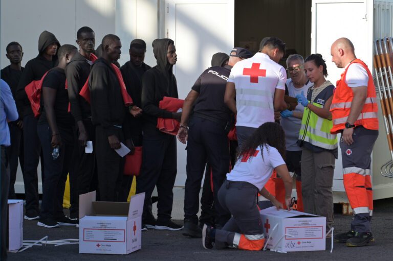 Salvamento Marítimo rescata a 517 personas a bordo de 3 cayucos en aguas cercanas a El Hierro