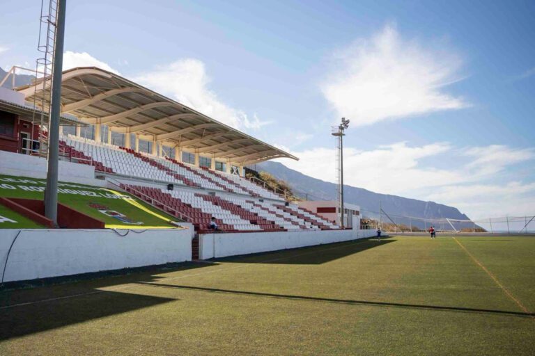 El Ayuntamiento de La Frontera aprueba el proyecto de renovación del césped artificial y la red de riego del campo de fútbol municipal