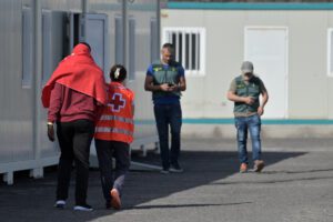 Salvamento Marítimo rescata un cayuco con 61 personas a bordo, en aguas próximas a El Hierro