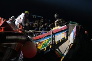 Salvamento Marítimo rescata un cayuco con 167 personas a bordo, a treinta y cuatro millas de El Hierro