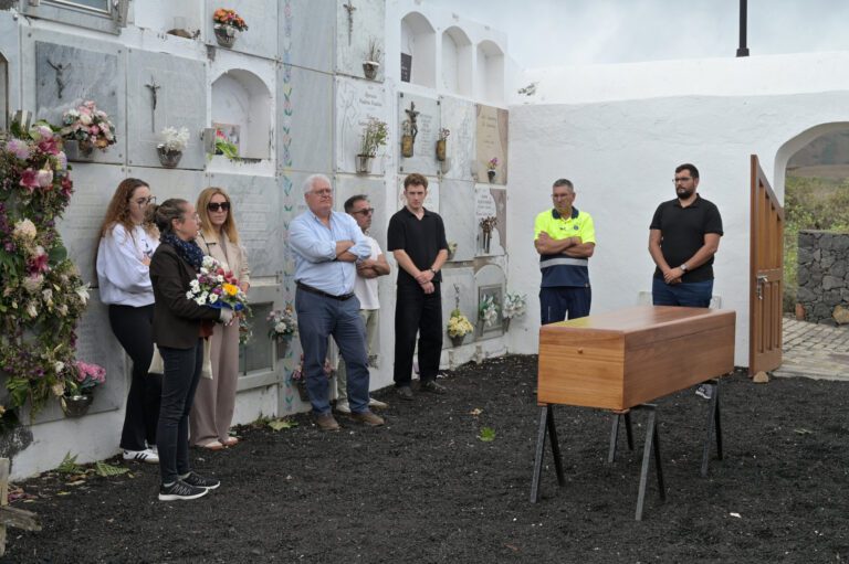 Hoy ha sido inhumado el inmigrante que falleció ayer en el Hospital de El Hierro, tras su llegada a la isla en un cayuco con 131 personas a bordo