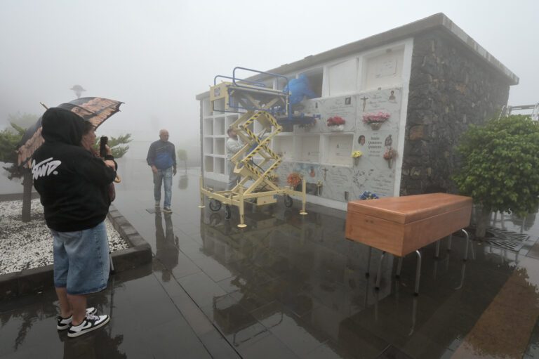 Hoy han sido inhumados los dos inmigrantes que llegaron fallecidos el pasado domingo a El Hierro, en un cayuco con 131 personas a bordo