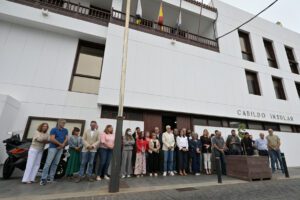Las instituciones herreñas guardan un minuto de silencio por las víctimas del accidente ferroviario