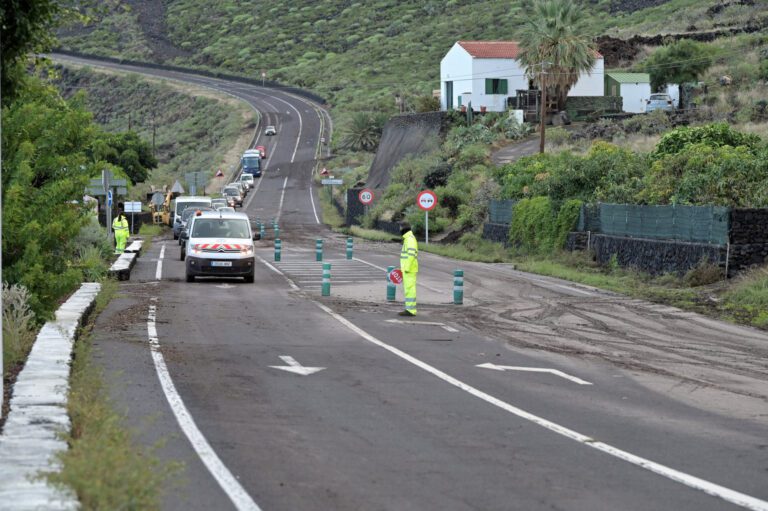 El Cabildo trabaja en vías y pistas forestales afectadas por las lluvias y mantiene cerrados los accesos al Santuario de la Virgen de Los Reyes