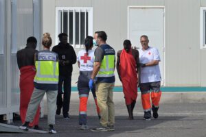 Salvamento Marítimo rescata un cayuco con 55 tripulantes a bordo en aguas cercanas a El Hierro