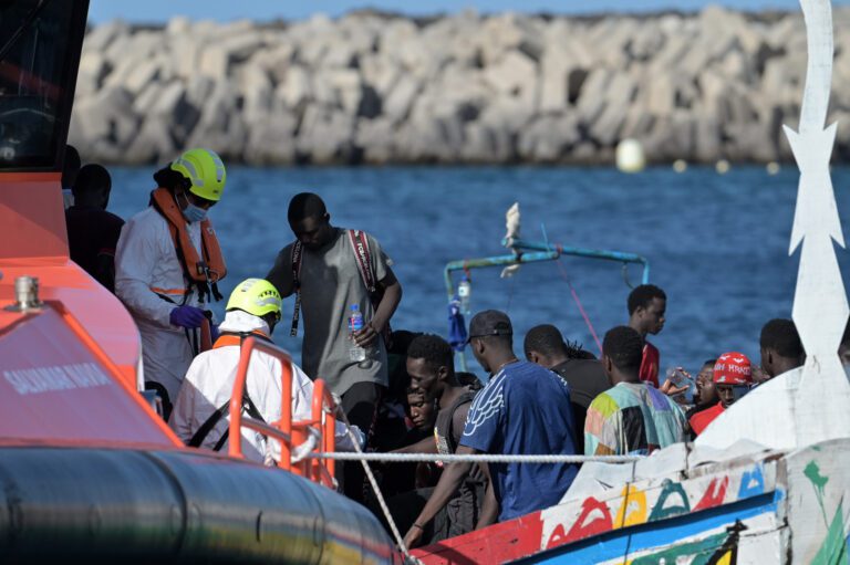Salvamento Marítimo rescata un cayuco con 41 personas a bordo en aguas próximas a El Hierro
