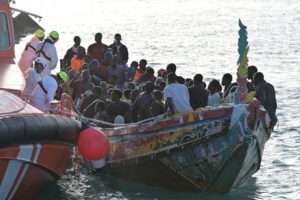 Salvamento Marítimo rescata un cayuco con 123 personas a bordo en aguas cercanas a El Hierro