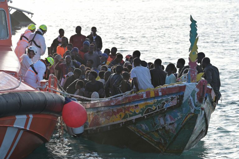 Salvamento Marítimo rescata un cayuco con 123 personas a bordo en aguas cercanas a El Hierro