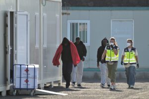 Arriba por sus propios medios un cayuco con 61 personas al muelle de La Restinga