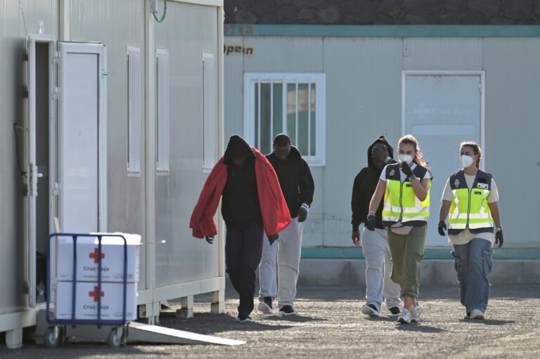 Arriba por sus propios medios un cayuco con 61 personas al muelle de La Restinga
