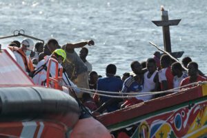 Salvamento Marítimo rescata un cayuco con 109 personas a bordo en aguas próximas a El Hierro