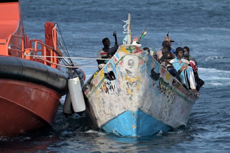 Salvamento Marítimo rescata un cayuco con 77 personas a bordo en aguas próximas a El Hierro