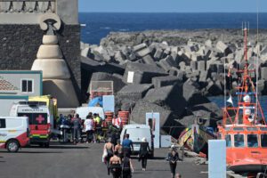 Salvamento Marítimo rescata un cayuco con 131 personas a bordo en aguas próximas a El Hierro