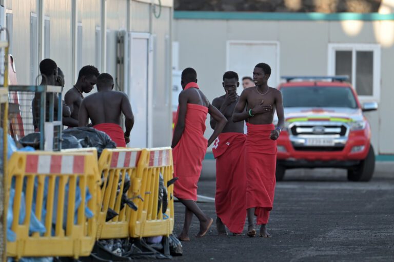 Salvamento Marítimo rescata un cayuco con 145 personas a bordo en aguas próximas a El Hierro en la madrugada de hoy