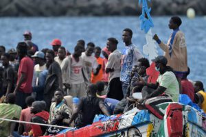 Salvamento Marítimo rescata un total de 223 personas a bordo de dos cayucos en aguas cercanas a El Hierro