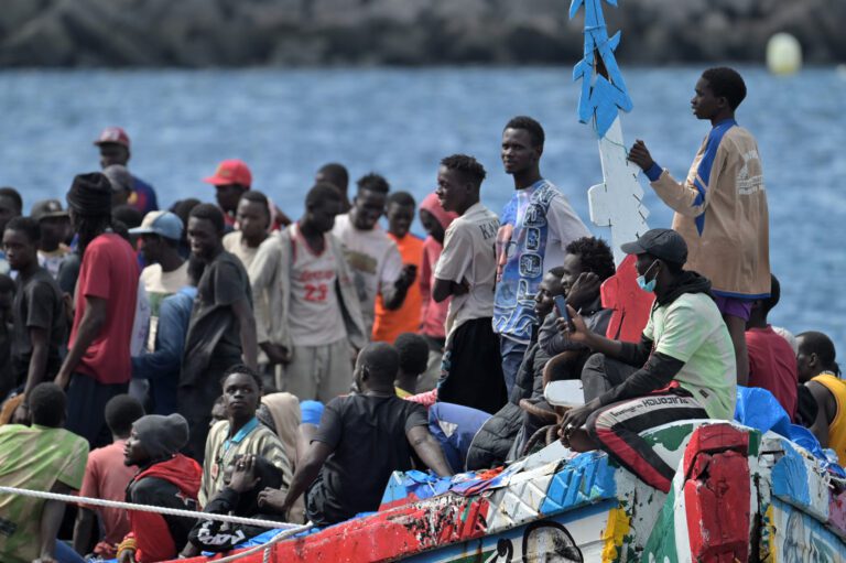 Salvamento Marítimo rescata un total de 223 personas a bordo de dos cayucos en aguas cercanas a El Hierro