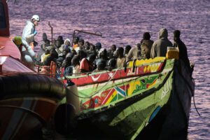 Salvamento Marítimo rescata un nuevo cayuco con 166 personas a bordo en aguas próximas a El Hierro en la tarde de hoy