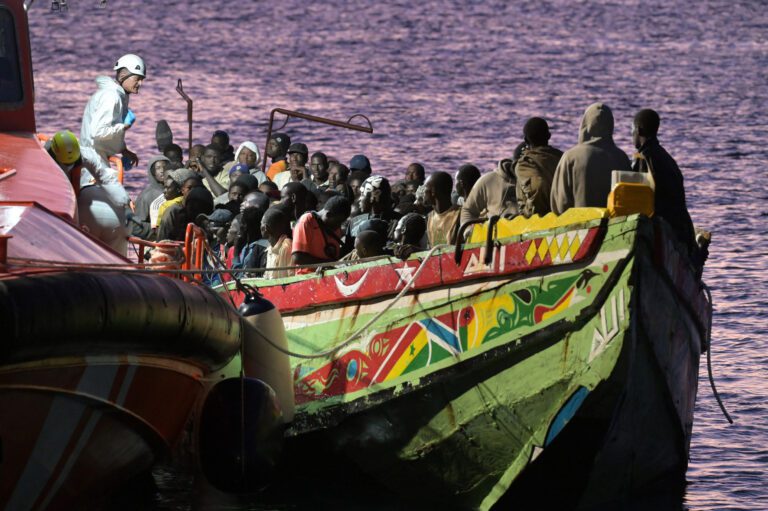 Salvamento Marítimo rescata un nuevo cayuco con 166 personas a bordo en aguas próximas a El Hierro en la tarde de hoy