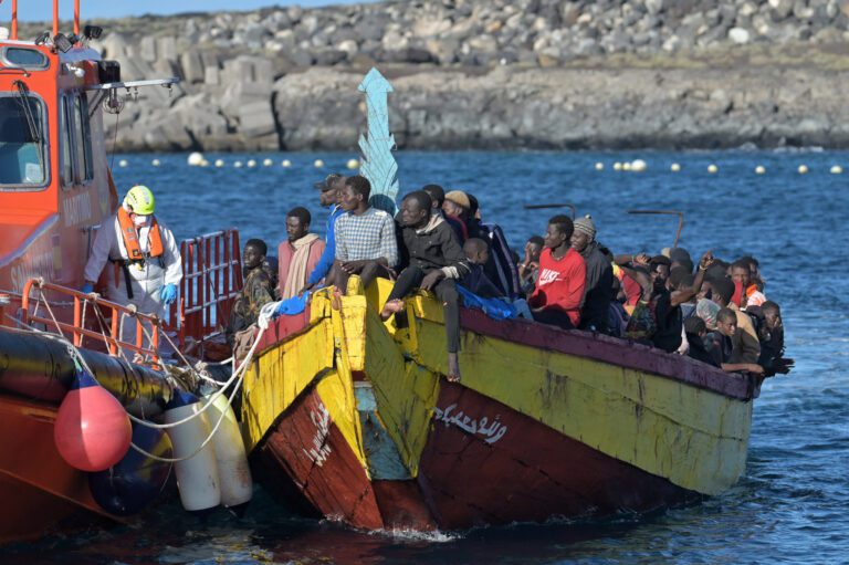Salvamento Marítimo rescata un total de 416 personas a bordo de tres cayucos en aguas cercanas a El Hierro