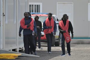Arriba por sus propios medios un cayuco con 125 personas al muelle de La Restinga en la mañana de este domingo