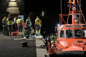 Salvamento Marítimo rescata un nuevo cayuco con 30 personas a bordo en aguas cercanas a El Hierro en la noche de este viernes