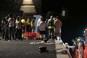 Salvamento Marítimo rescata un cayuco con 91 personas a bordo en aguas próximas a El Hierro