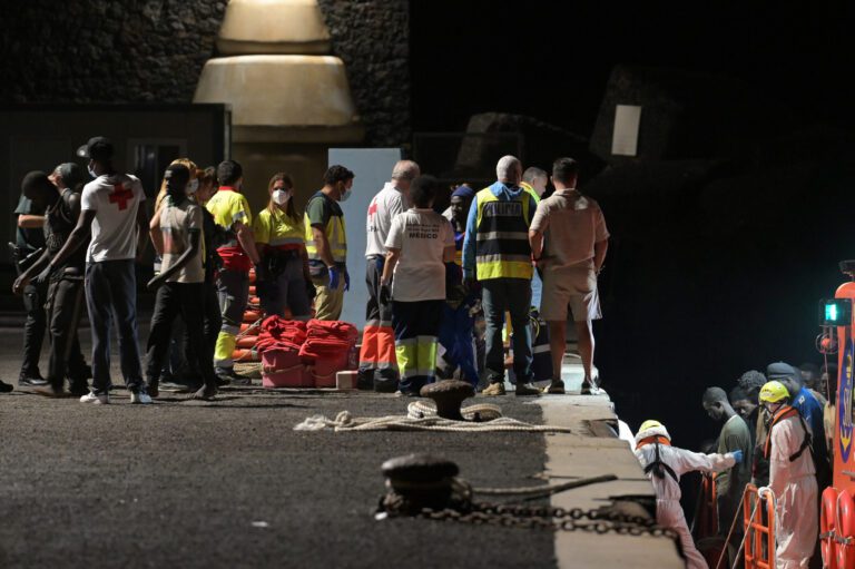 Salvamento Marítimo rescata un cayuco con 91 personas a bordo en aguas próximas a El Hierro